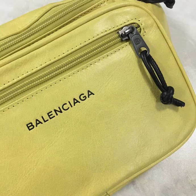BALENCIAG巴黎世家 爆款 專櫃同步更新 斜挎胸包腰包 小牛皮材質 前面拉鏈口袋 簡約兩用包  BL1514